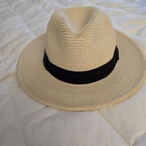 New without tags. SOLAR ESCAPE  14"  sun hat.
